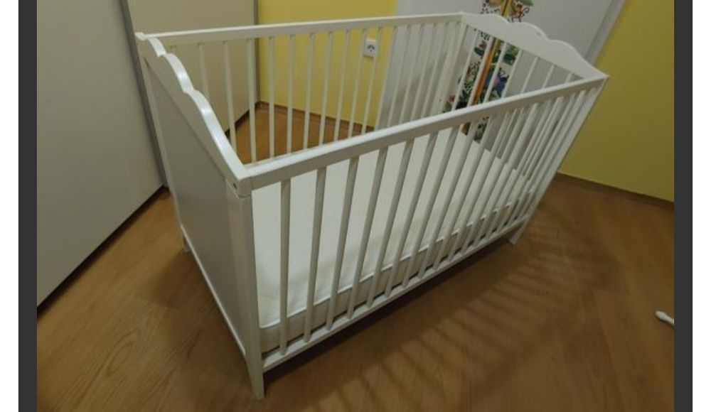 Икейско бебешко легло 120/60см с матрак и още много неща