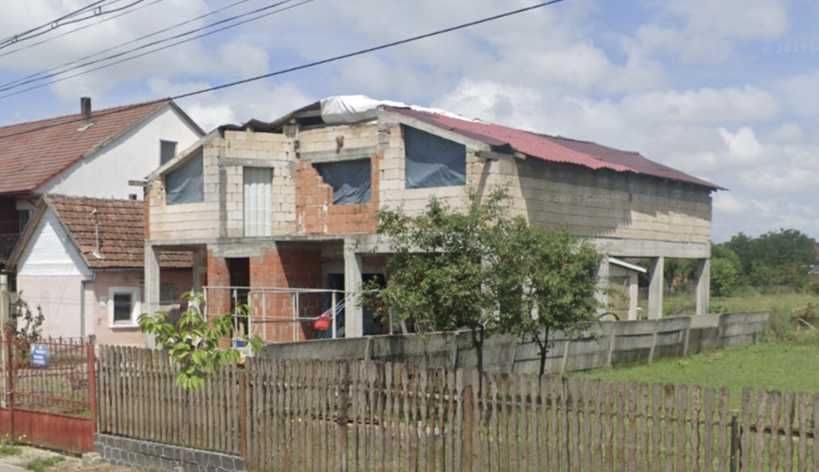 Teren 14 ari + Casa la rosu + casa batraneasca