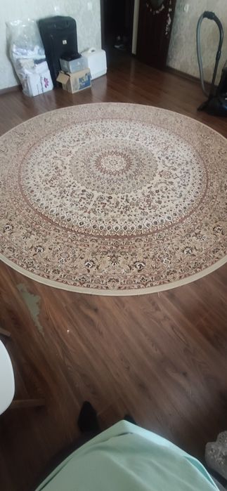 Продаётся ковер круглый