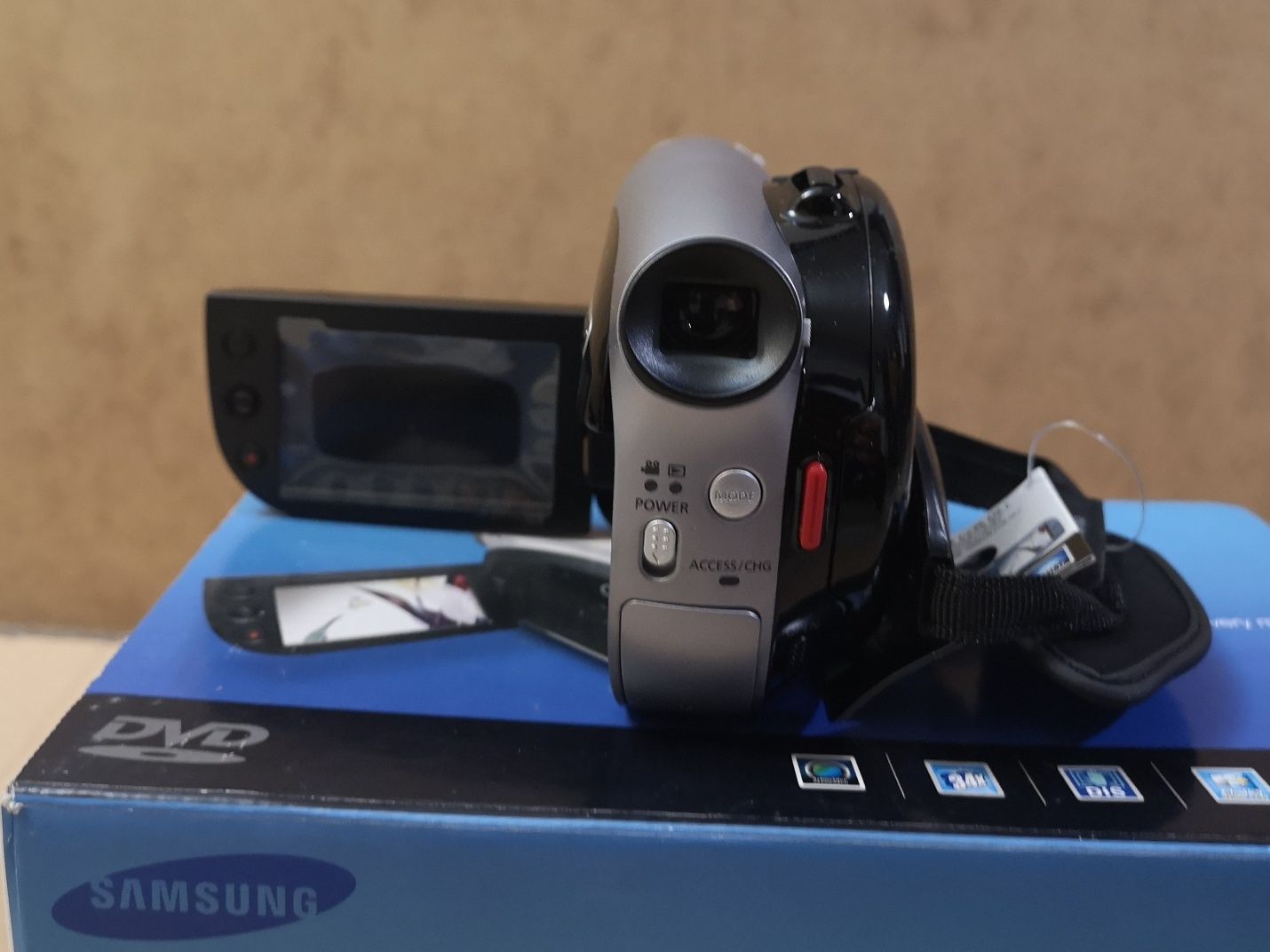 Продавам нова, неупотребявана, дигитална видеокамера Самсунг VP-DX100.