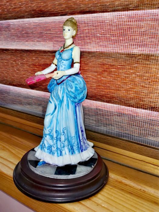 Фигура статуетка кукла винтидж ретро мода 1800 г. Дамата с ветрилото