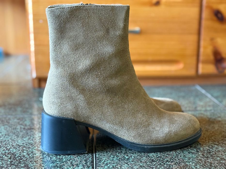 Дамски боти от естествен велур с цип