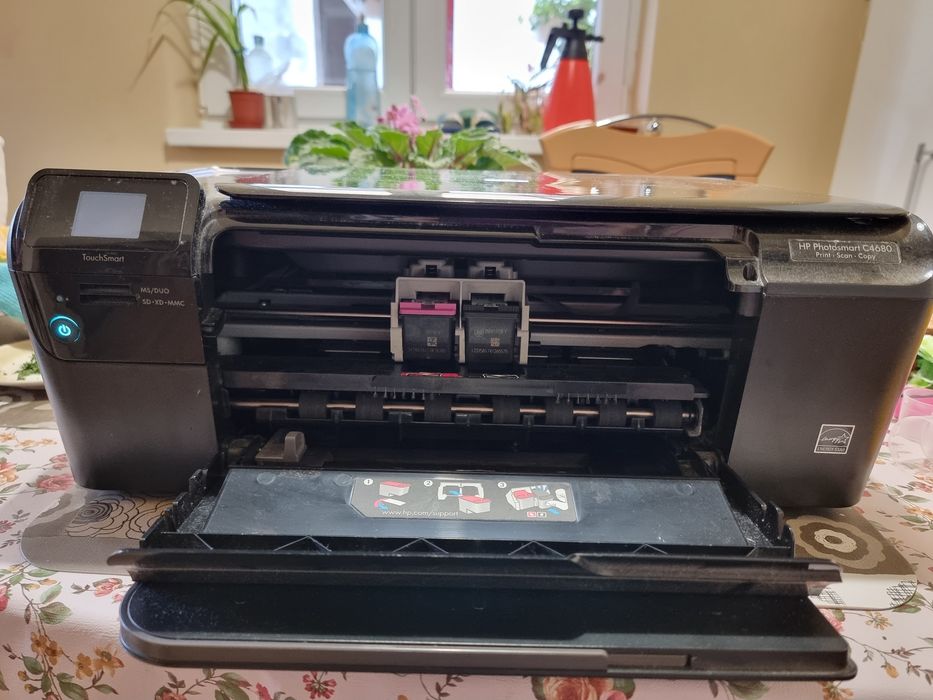 Imprimantă multifuncțională 3 in 1 HP C4680

Nr. Tel.