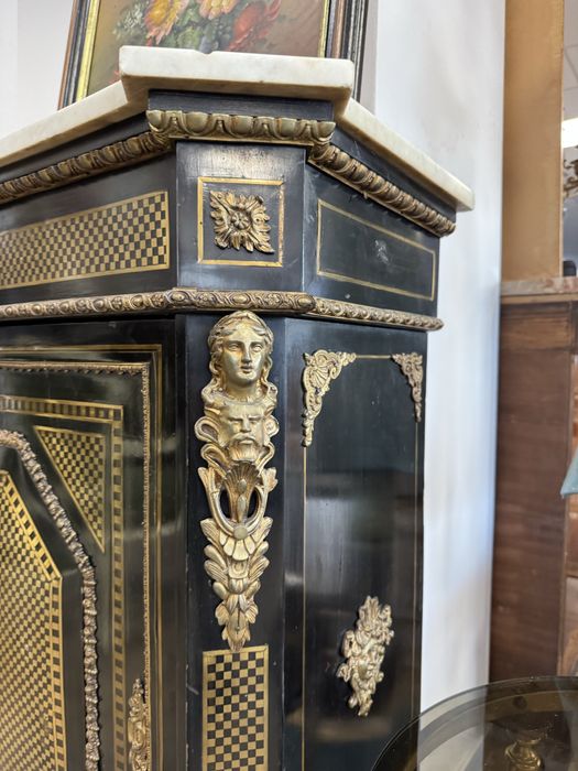 Comodă stil Boulle – intarsii din alamă, blat marmura, elemente bronz