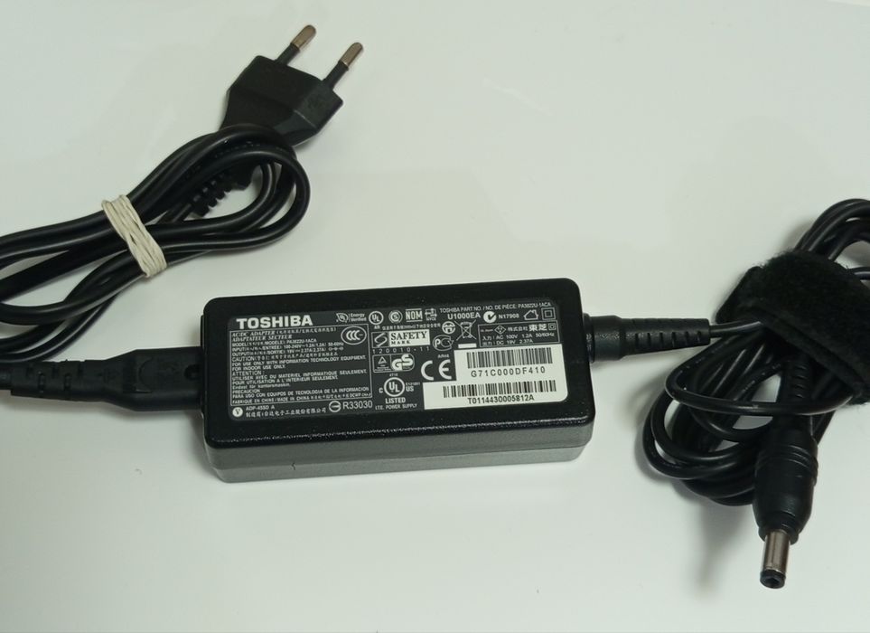 Vând Încărcător Toshiba 19V 2,37Amperi