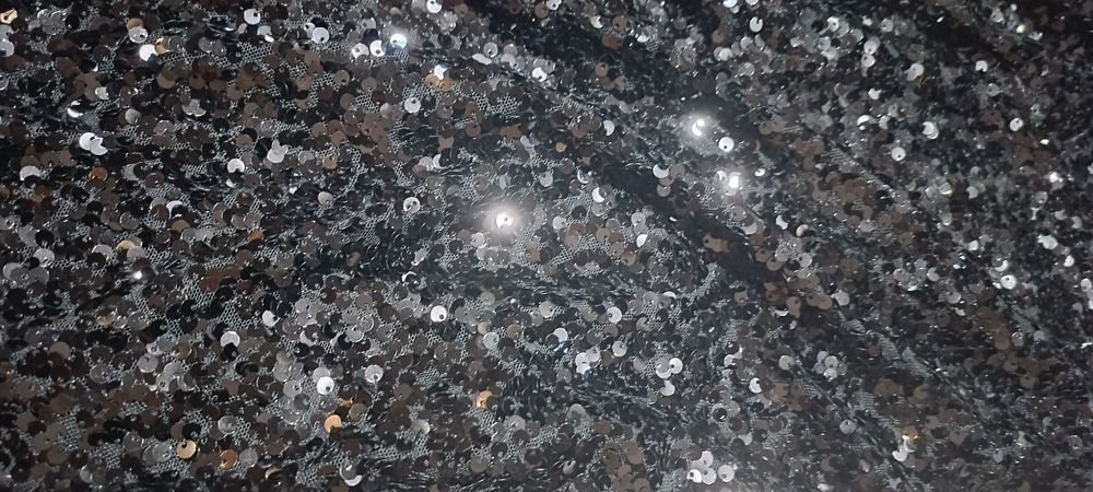 Страхотна блестяща рокля с черни пайети