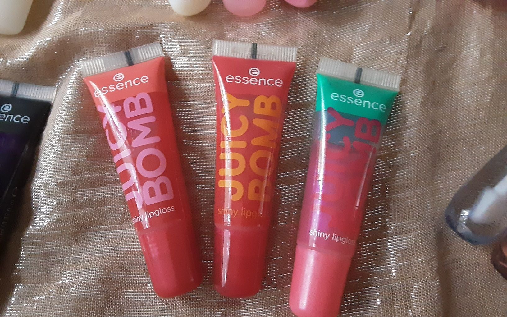 Лот гланцове за устни 17бр.=20лв  ESSENCE JUICY BOMB