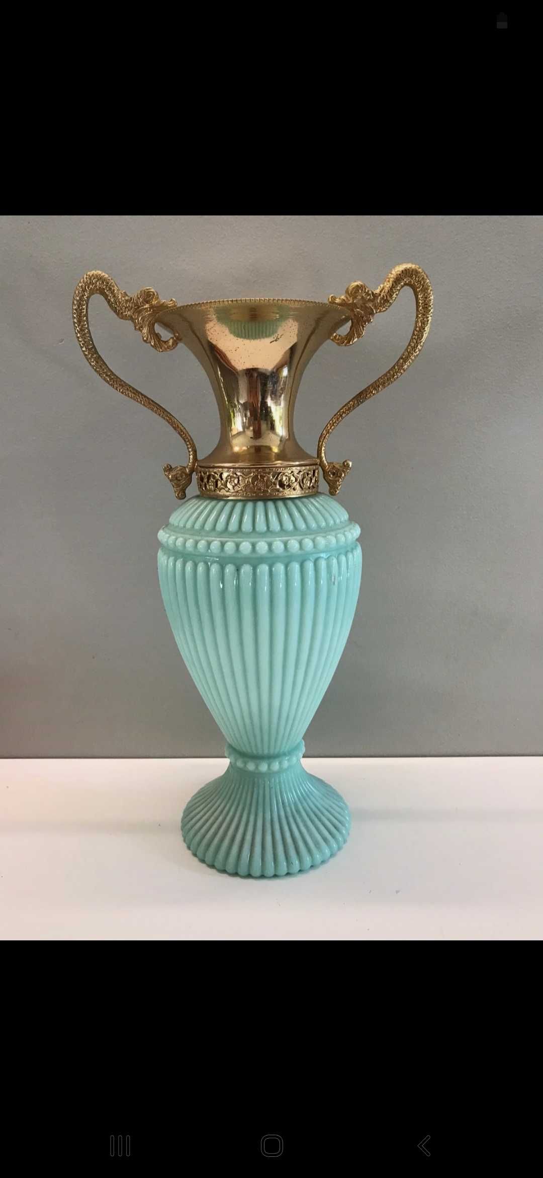Антична ваза и бронз