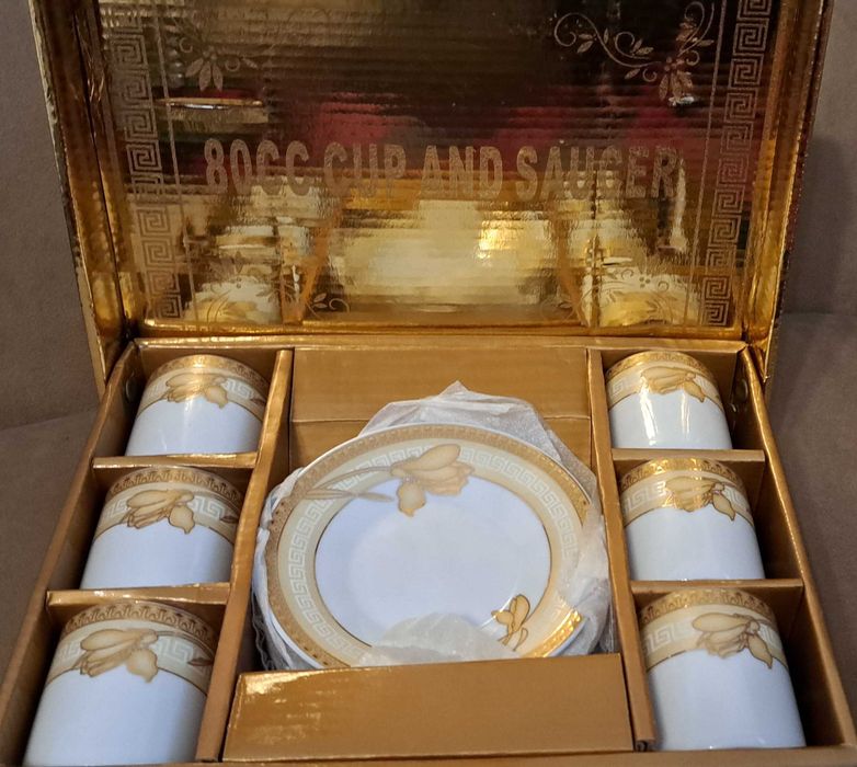 Нов сервиз за кафе в златист цвят и в собствена кутия