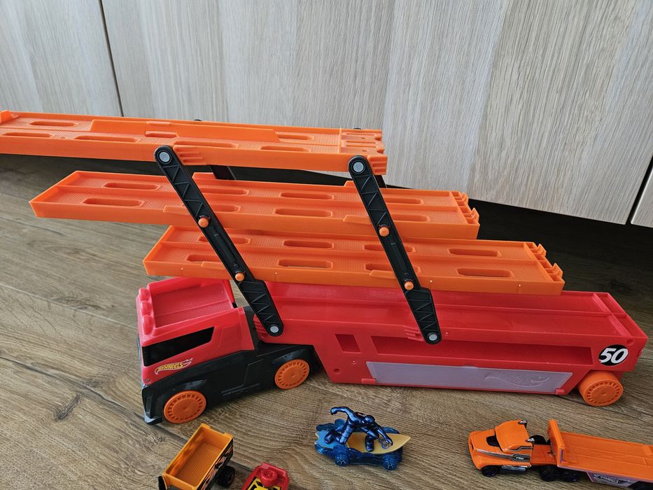 Комплект колички, автовоз и писта Hot Wheels