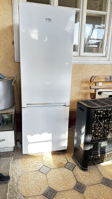 Холодильник,диван,микроволновка