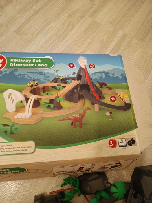 Traseu din lemn printre dinozauri