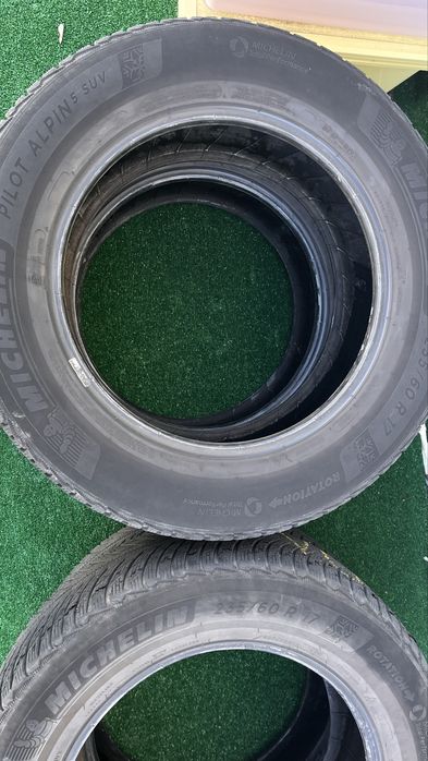 Зимни гуми 4 бр. Michelin 235/60  R17 с цена за комплекта 100 лв