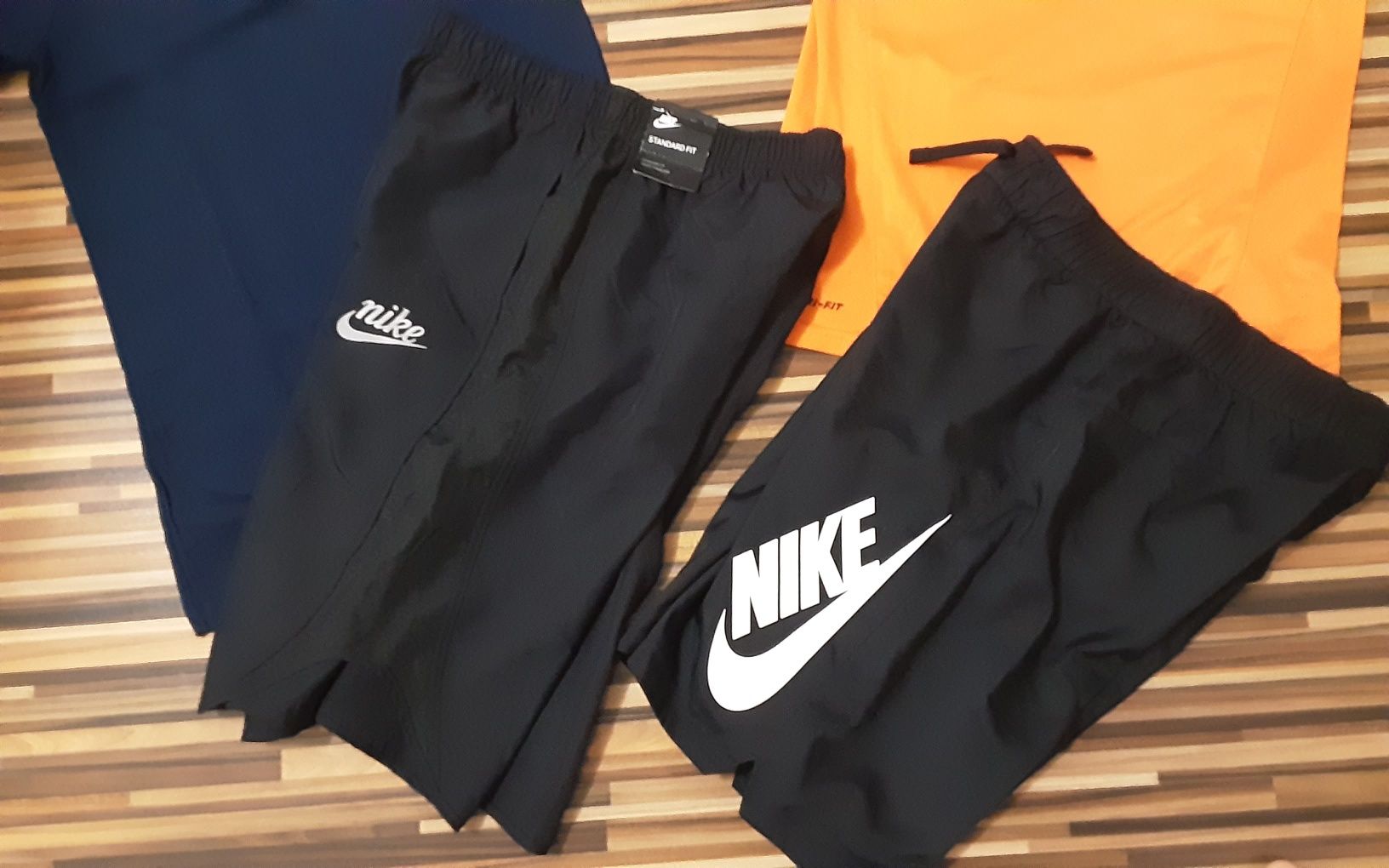 (L 147-158) NIKE оригинални тениски(35лв) къси нови панталони (39лв)