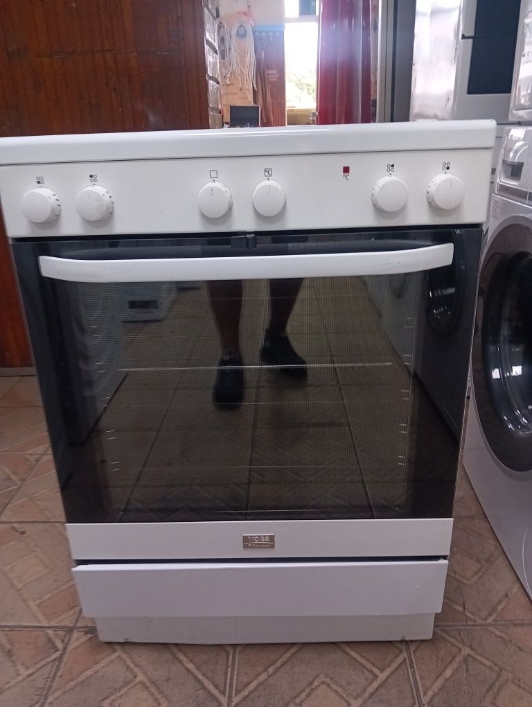 Свободно стояща печка с керамичен плот Voss. Electrolux с гаранция!