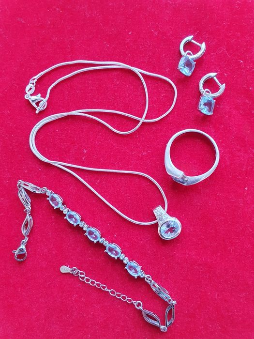 Продам серебряный гарнитур с голубым топазом.