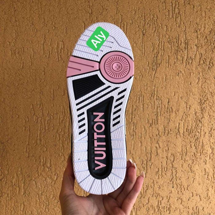 Adidasi Luis Vuitton