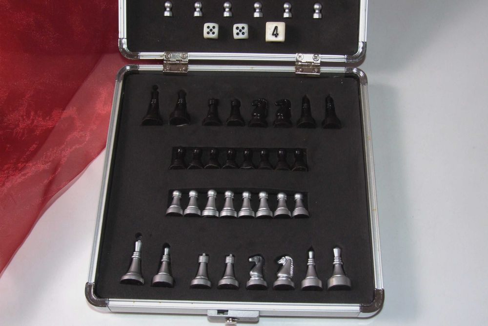 Table, Sah, Dame (3 in 1), piese magnetice BROOKSTONE, ideal calatorii