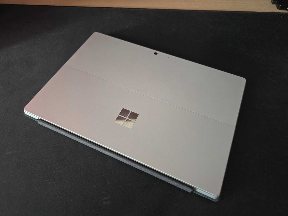 Microsoft Surface Pro 6 / i5 8th /8GB Ram / 256 SSD