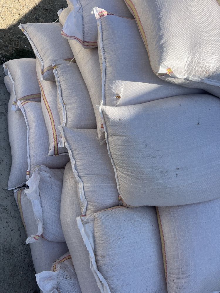 Vand porumb , Pret : 40lei sacul de 30 kg