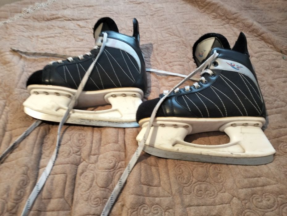 Продам коньки за 4000 тысичь новые хоккейные коньки
