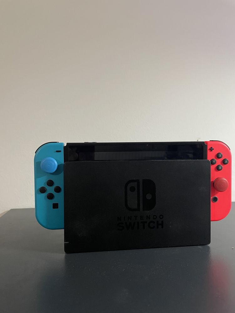 Vând/schimb  Nintendo Switch Joy Cons + husa + 3 jocuri