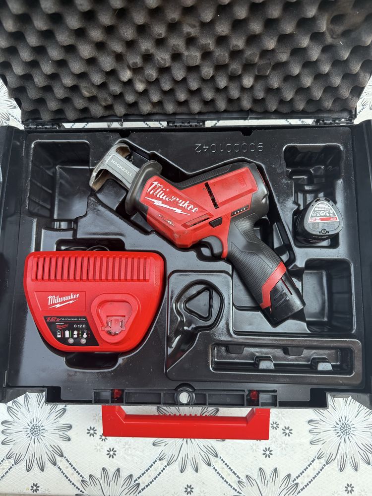 Акумулаторен безчетков саблен трион Milwaukee M12CHZ-0, 12 V