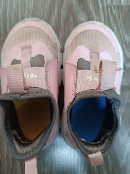 Сандали, пантофи, маратонки