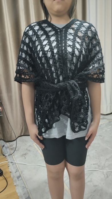 Модная ручного вязания накидка