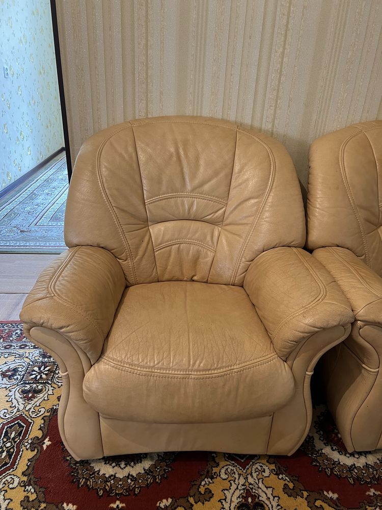 Продаётся диван и кресло! В хорошем состояний!