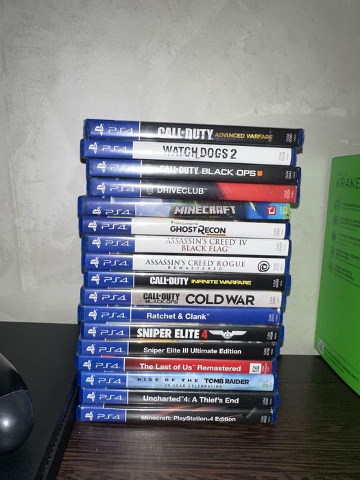 vand ps4 slim impecabil cu 17 jocuri si 2 manse