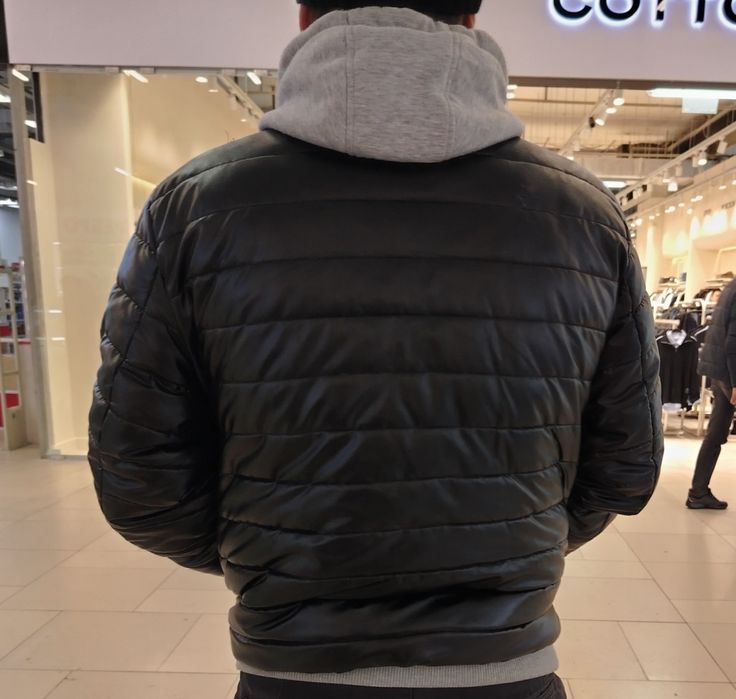 Кажанная куртка в хорошем сост