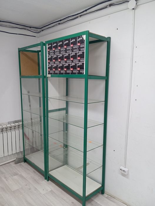 Продам витрину стеклянную