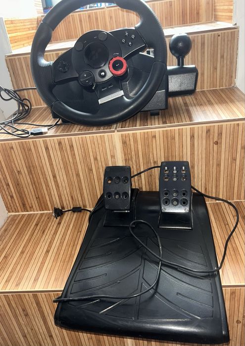 Volan Logitech Driving Force GT cu pedale și schimbător de viteze