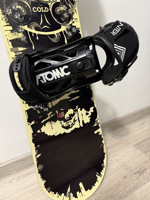 Vand placa snowboard marca Atomic, in stare buna