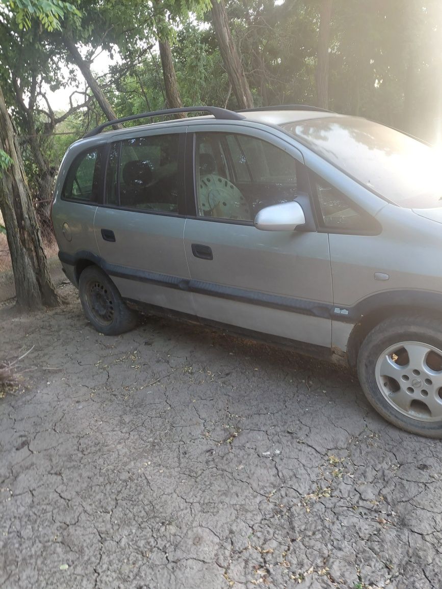 Vand Opel Zafira an 2002 cu motor 1.9 pentru piese schimb
