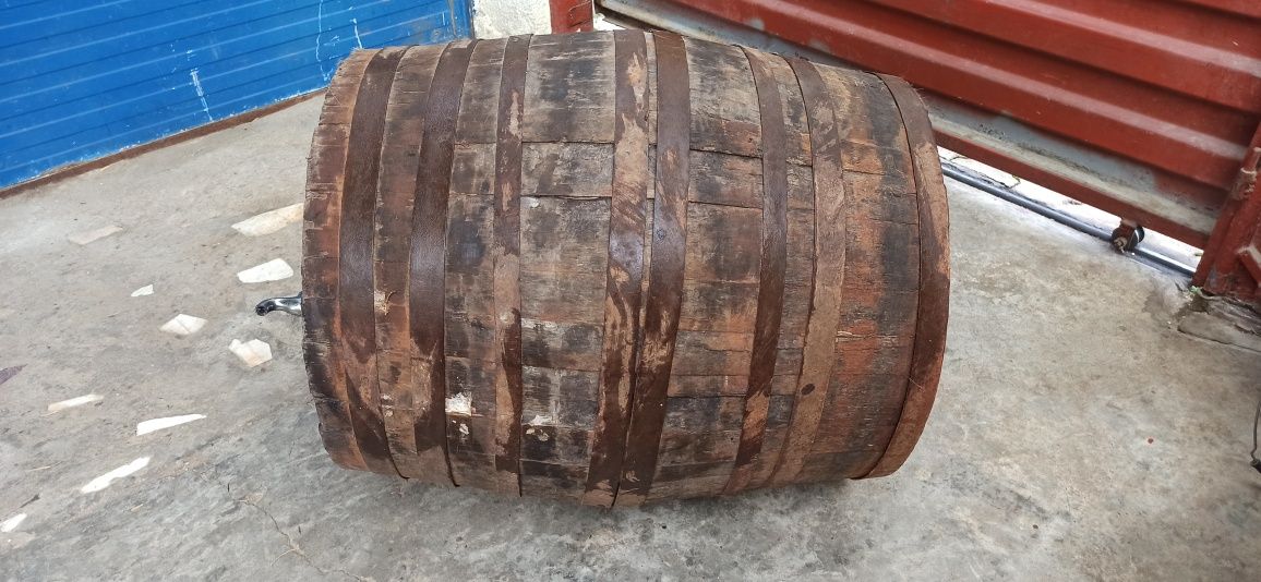 Vând butoi plastic alimentar(200L)și lemn (100L)