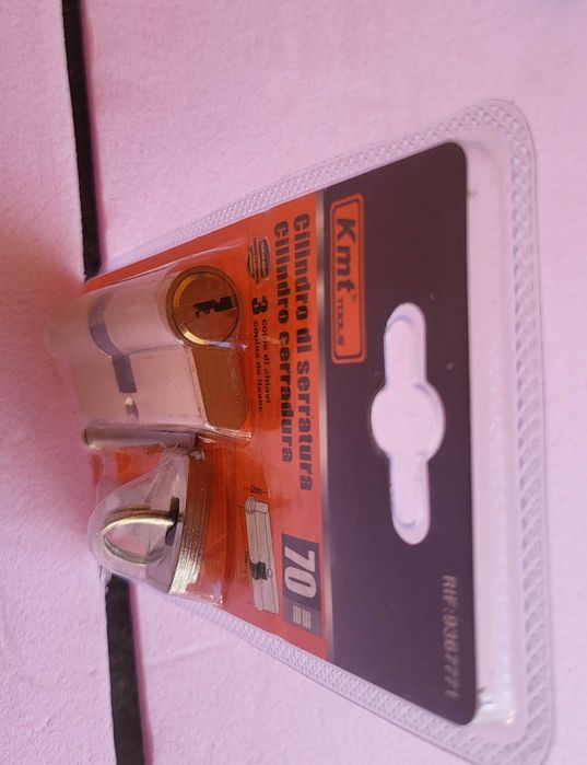 Cilindru  butuc  usa cu 3 chei nou