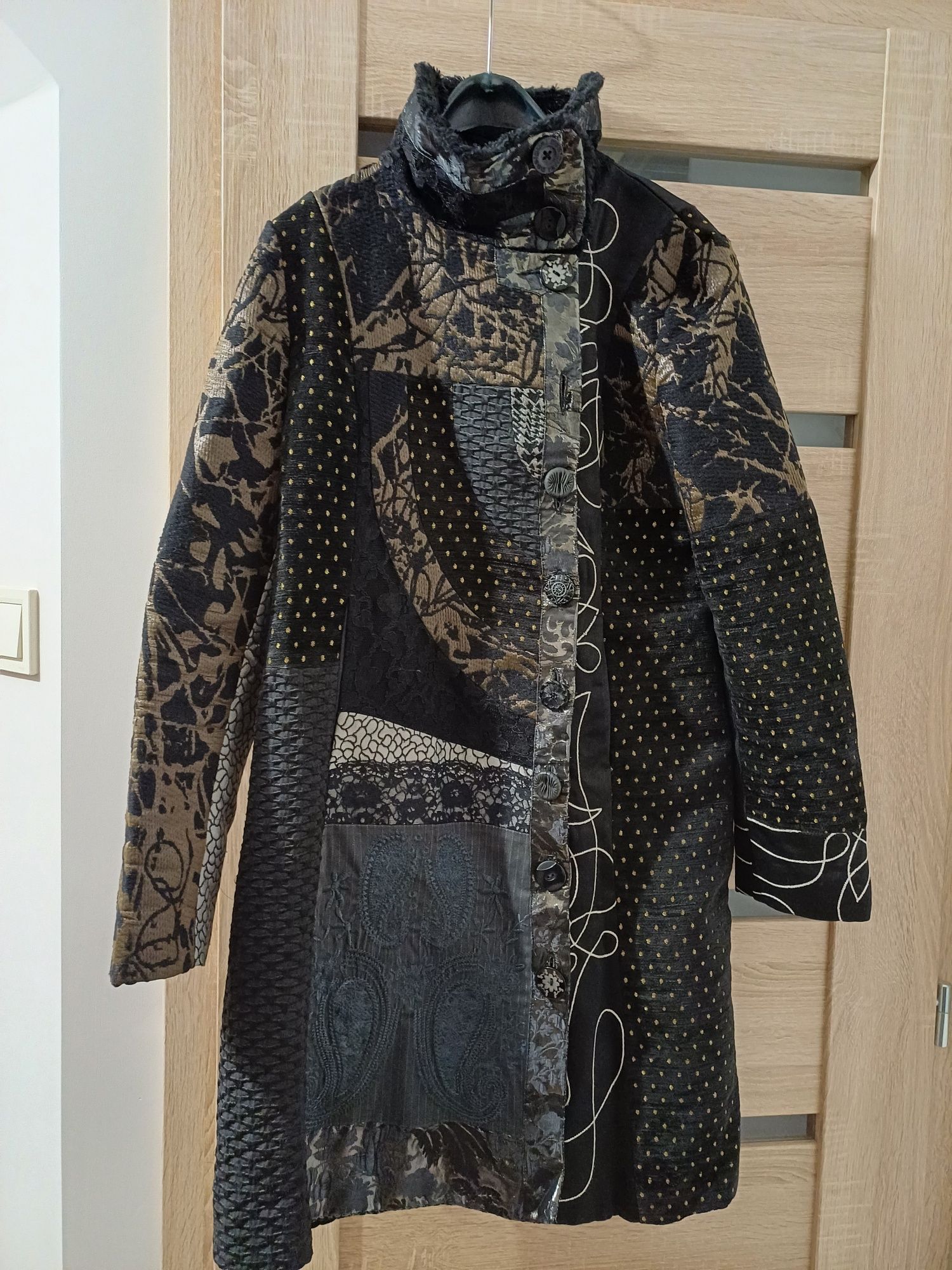 Манто Desigual с красив гръб