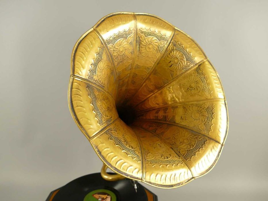 Gramofon octagonal, lemn, maro, H. 66 cm, decoratiuni-antichitati.ro