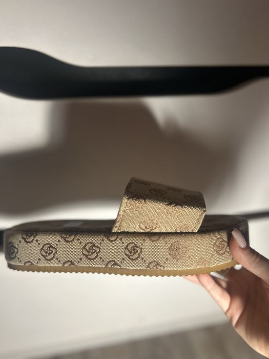 Кафяви сандали