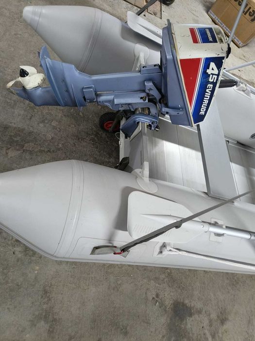 Barcă gonflabila cu motor