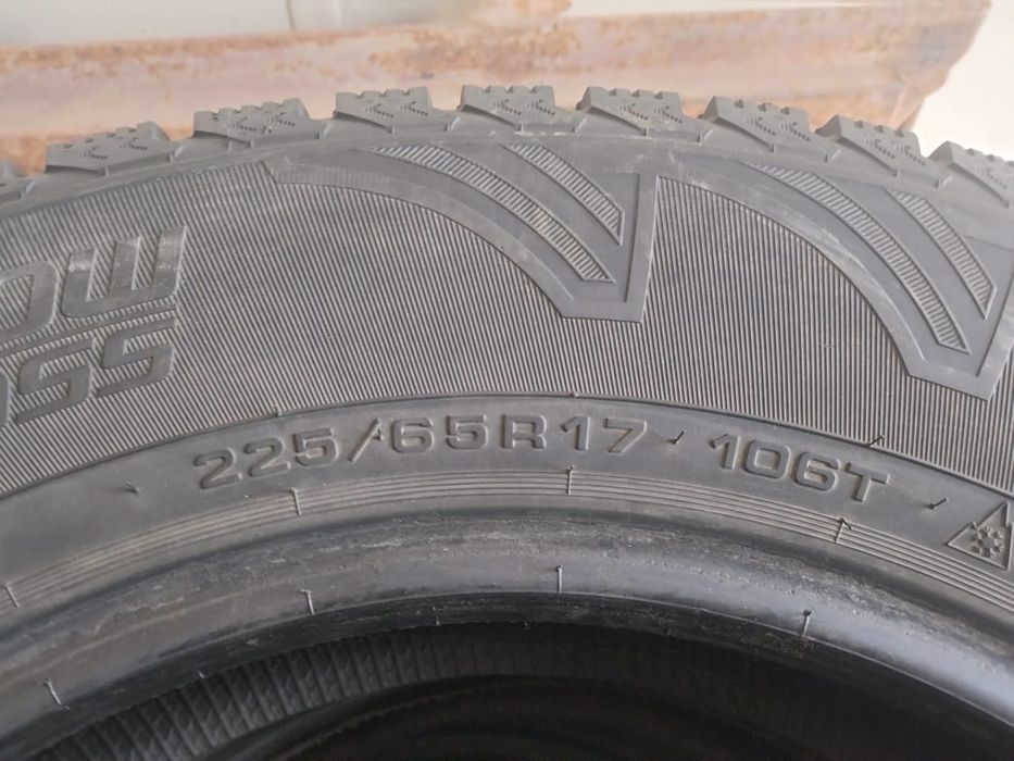 Продам шины зимние китайские с шипами в отличном состояний есть достав