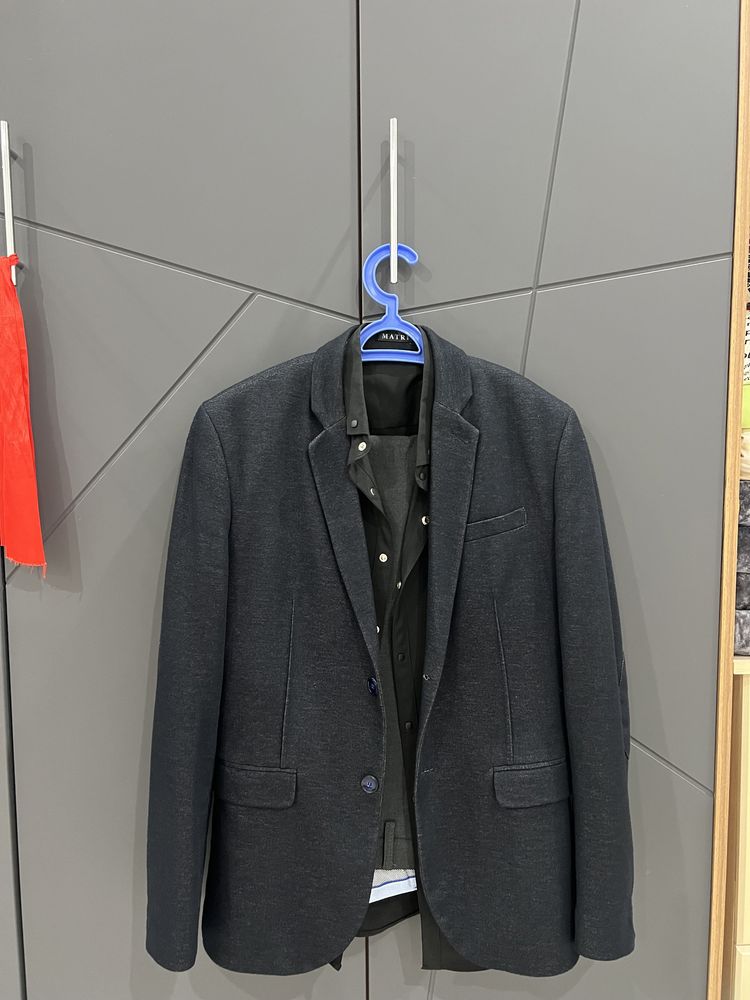 Продам костюм черного и темно синего цвета ,пиджак размеры50-52