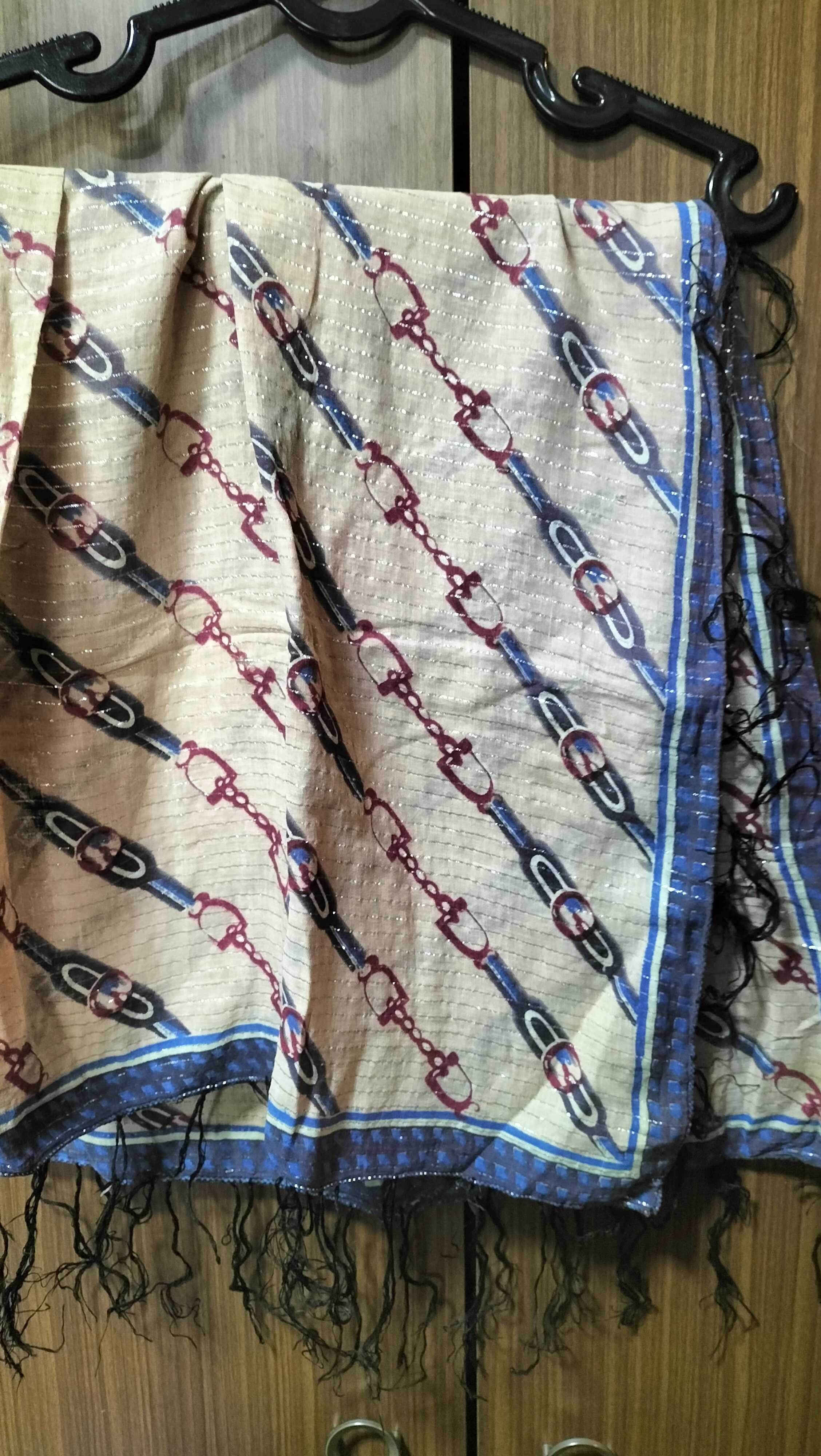 Продам разные шарфики и косыночки лёгкие.