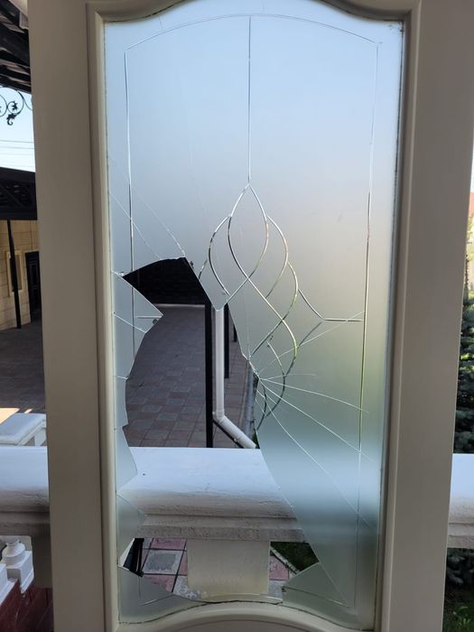 Замена разбитого стекла, зеркало,стеклопакета. Замена стекла на двери