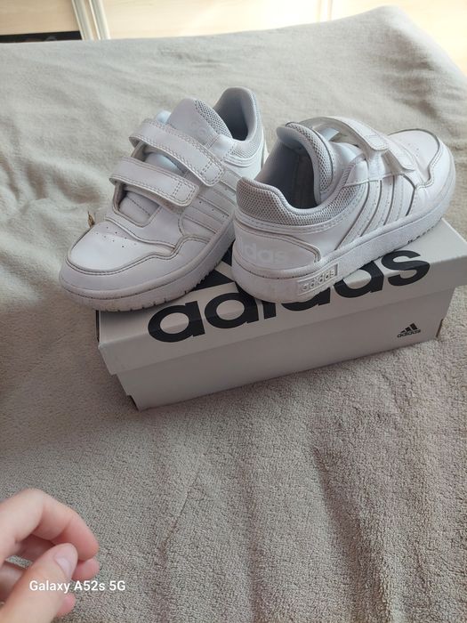 Adidași albi cu scai, nr. 31