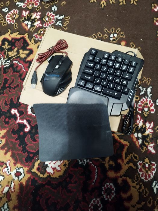 Продам игровую мышь с подставкой для рук. Новая