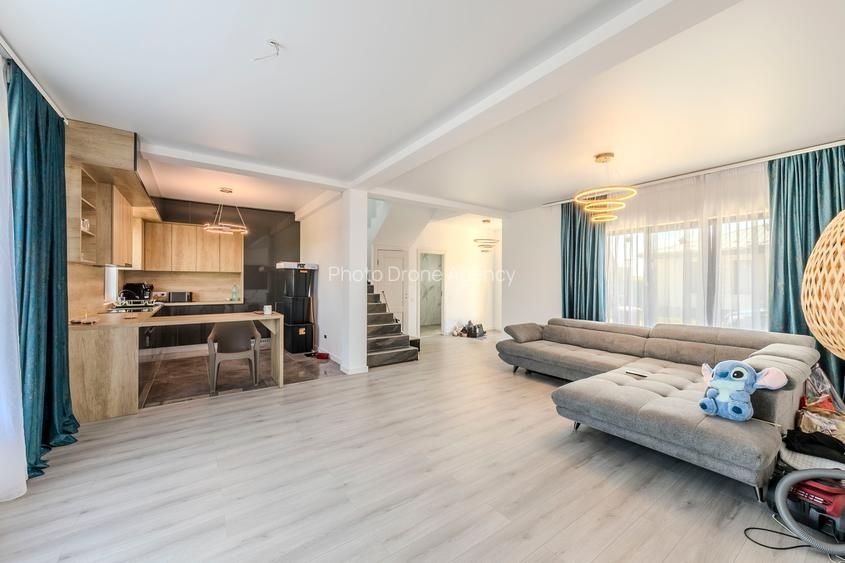 Vila casa partial mobilata, parter + etaj de vanzare în cartier rezide