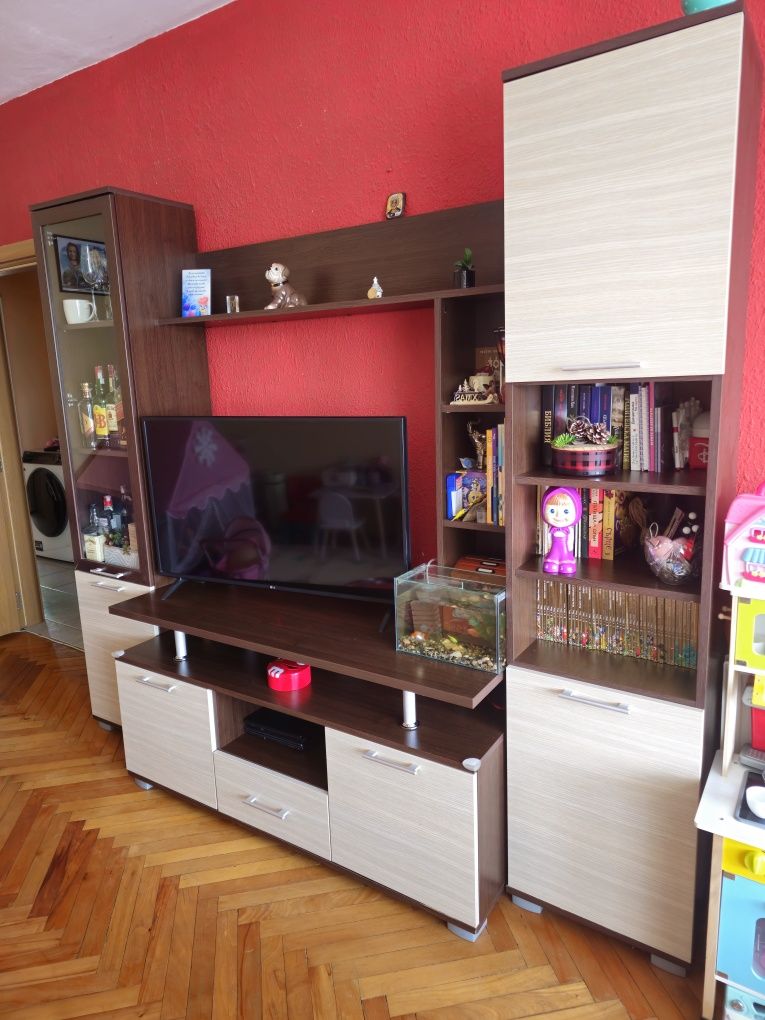 Секция със витрина